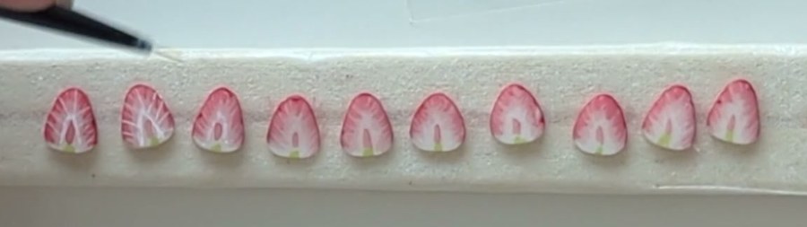 完成したミニチュアのスライスいちご